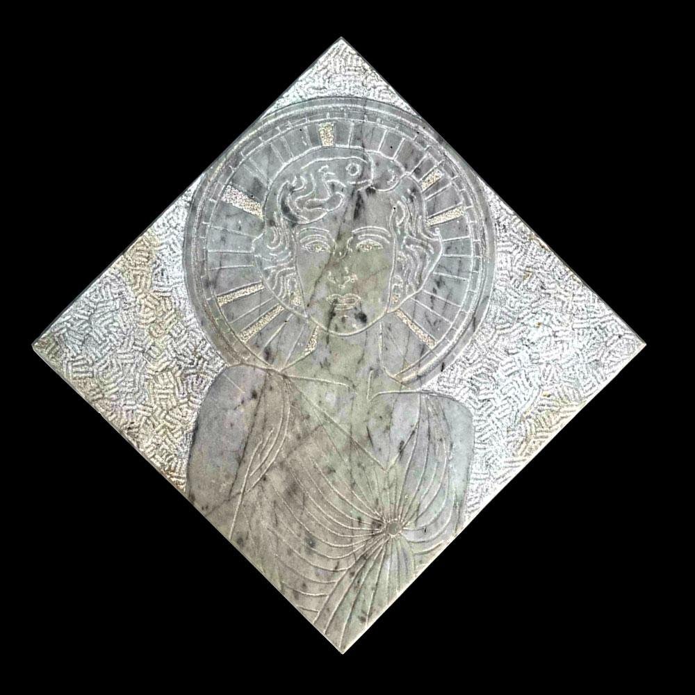 een afbeelding van een art deco vrouw in marmer